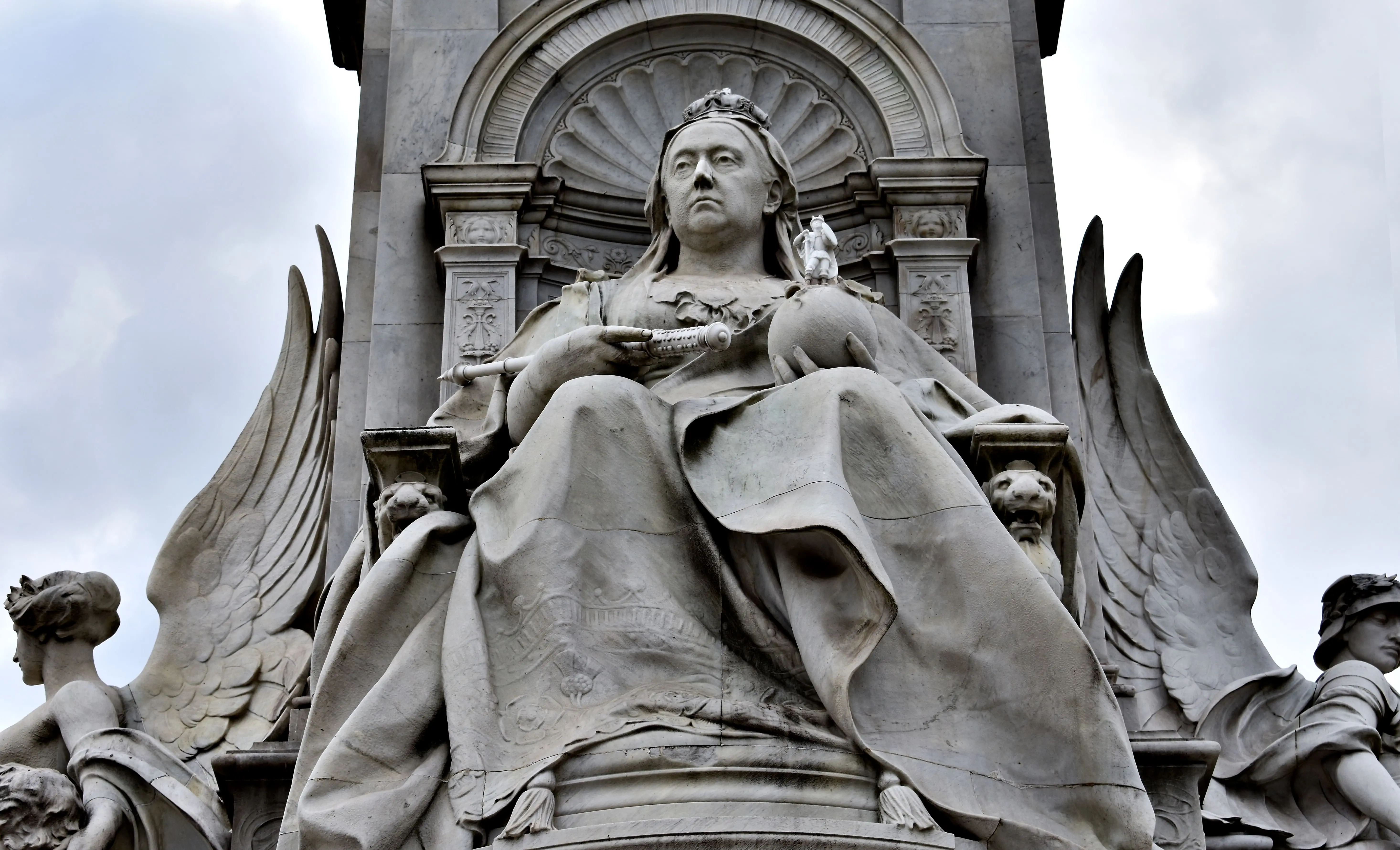 British Royal Train: The Queen Victoria Monument in London, England