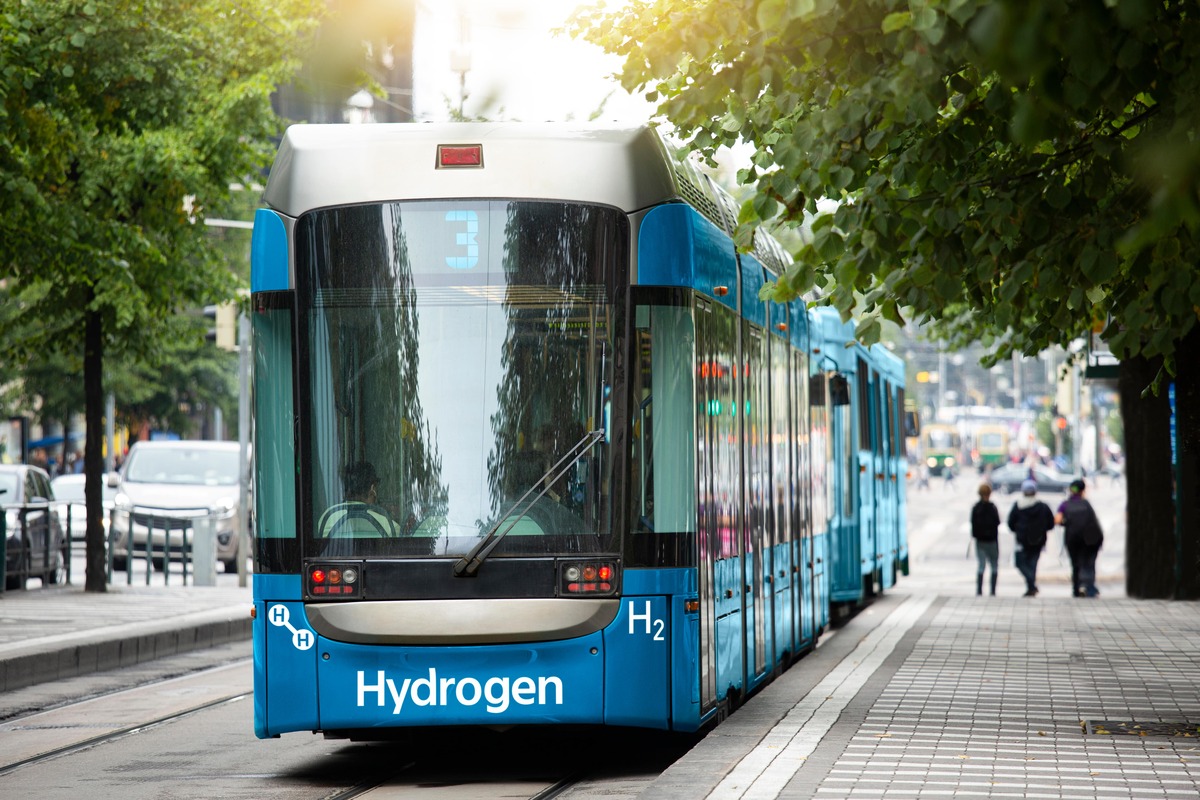 Hydrogen and battery-electric trains (2030)